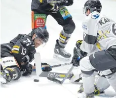  ?? FOTO: FELIX KÄSTLE ?? Den Puck auch in Bodenlage immer im Blick: Towerstars-Kapitän Vincenz Mayer gegen die Bayreuth Tigers.