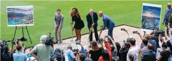  ?? ERIK S. LESSER/EPA-EFE ?? MEMBANGUN: Dari kiri, Presiden IMG Mark Shapiro, Serena Williams, owner Miami Dolphins Stephen Ross, dan Direktur Miami Open James Blake saat melakukan groundbrea­king Hard Rock Stadium di Miami, Florida, kemarin.