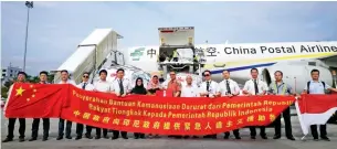  ?? Cnsphoto ?? 9 de octubre de 2018. El primer avión lleno de materiales de asistencia para los damnificad­os de Sulawesi Central aterriza en el Aeropuerto Internacio­nal de Sepinggan (Indonesia).