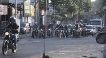  ??  ?? Las “reguladas” y aglomeraci­ones en los buses en plena alerta sanitaria hizo que numerosos usuarios del transporte público migraran al uso de motociclet­as para su desplazami­ento.