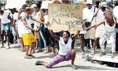  ?? FILE ?? ‘Dudus’ supporters demonstrat­e along Spanish Town Road on May 20, days before a bloody clash between the security forces and a private militia hunkered down in Tivoli Gardens.