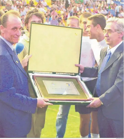  ?? JOAQUÍN PINO ?? Ruiz de Lopera (i) recibió de Antonio Muñoz una placa de reconocimi­ento del Cádiz en un Trofeo Carranza.