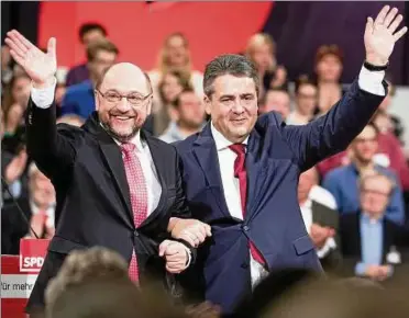 ??  ?? Martin Schulz (l.) übernimmt den Parteivors­itz von Sigmar Gabriel. Mit ihm will die SPD das Kanzleramt erobern. Foto: dpa