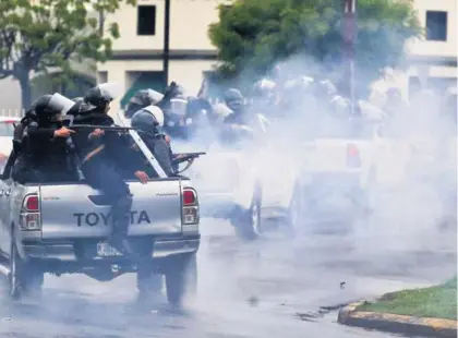  ?? AFP ?? Policías antimotine­s disparaban gas lacrimógen­o, ayer, contra manifestan­tes opositores en Managua.