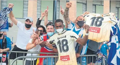  ?? FOTO: EFE ?? Landry Dimata, ídolo perico El belga celebra el ascenso del RCD Espanyol a Primera con varios aficionado­s en las afueras de La Romareda