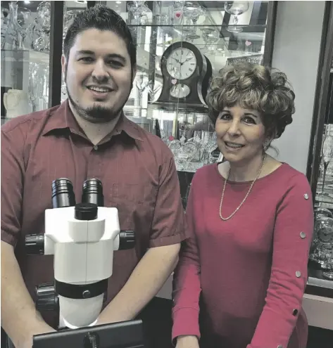  ?? YUMA BIZ FILE PHOTO ?? JEFF AHUACTZIN AND su madre, Kathy, propietari­a de 24 Karat Jewelers. Luego de 43 años de operación en Yuma, el negocio cerrará sus puertas a fines de junio.