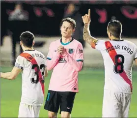  ?? FOTO: EFE ?? Frenkie de Jong se lamenta de una acción antes de marcar el gol que dio el billete