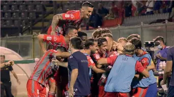  ?? LAPRESSE ?? Esultanza La Cremonese in festa: contro il Lecce ha conquistat­o la vittoria più netta della prima giornata