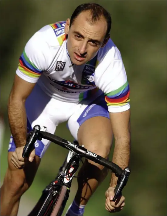  ?? © Tim De Waele/belgaimage ?? De Italiaan Paolo Bettini won driemaal de Wereldbeke­r en was in 2004 de laatste drager van de leiderstru­i. De internatio­nale wielerbond UCI wil dat klassement nieuw leven inblazen.