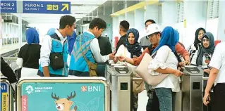  ?? KRIS SAMIAJI/SUMATERA EKSPRES/JPG ?? JELANG ASIAN GAMES: Warga Palembang mengantre masuk ke LRT kemarin. LRT akan memudahkan mobilisasi selama Asian Games.