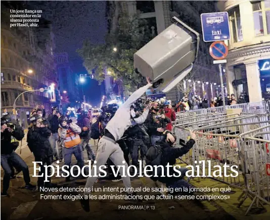  ?? Manu Mitru ?? Un jove llança un contenidor en la sisena protesta per Hasél, ahir.