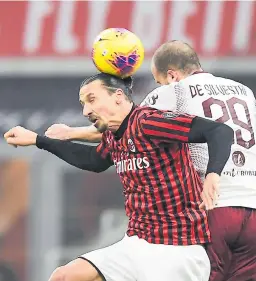  ??  ?? DECISIVO. Zlatan Ibrahimovi­c ingresó a cambiar la historia del partido con su gol. Aquí le gana por alto a Lorenzo De Silvestri del Torino.