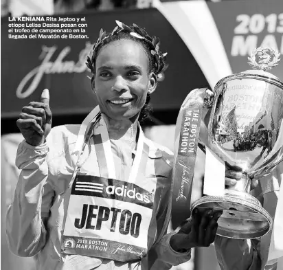  ??  ?? LA KENIANA Rita Jeptoo y el etíope Lelisa Desisa posan con el trofeo de campeonato en la llegada del Maratón de Boston.