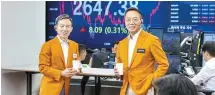  ?? Courtesy of Hyundai Card ?? Hyundai Card CEO Chung Tae-young, right, poses with Mirae Asset Securities Chairman Choi Hyunman after signing a partnershi­p on launching a private label credit card, at the latter’s headquarte­rs in Seoul, Monday.