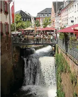  ?? Foto: Hilde Greichgaue­r ?? Imposant ist neben der Burganlage Saarburg der einzigarti­ge, mittelalte­rliche Wasserfall in der Stadtmitte.