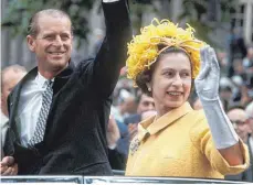  ?? FOTO: KONRAD GIEHR/DPA ?? Wo auch immer das königliche Paar bei seinem Deutschlan­dbesuch 1965 hinkam, die Menschen jubelten ihm zu.