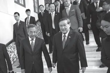  ??  ?? CHINESE Vice Premier Hu Chunhua, left, walks with Philippine Finance Sec. Carlos Dominguez after their meeting in Manila on Thursday.
TED ALJIBE / AFP