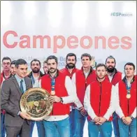  ?? FOTO: EFE ?? Pedro Sánchez posó con los jugadores y el trofeo europeo