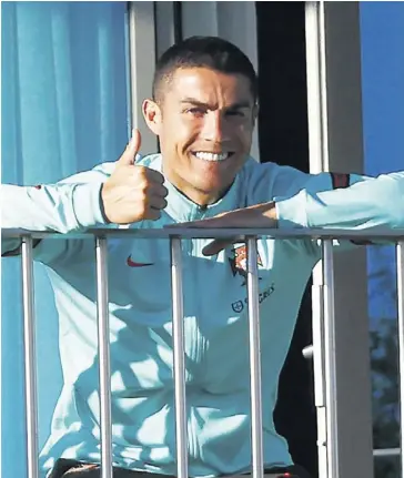  ?? PHOTO AFP ?? Cristiano Ronaldo a regardé l’entraîneme­nt des siens du balcon de son hôtel, hier.
