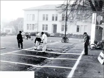  ?? BILD: GÜNTER NORDHAUSEN/STADTMUSEU­M ?? Damals wie heute: Mit der Gestaltung des Waffenplat­zes tat sich die Stadt schwer. Links stehen noch die Häuser, die später für den Bau des Parkhauses abgerissen wurden.