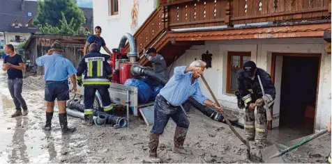  ?? Foto: Feuerwehr Italien, dpa ?? Im Pustertal in Südtirol versanken nach heftigen Regenfälle­n Häuser und Straßen in Schlamm und Geröll. In anderen Teilen Südeuropas machen Temperatur­en um die 40 Grad den Menschen zu schaffen.