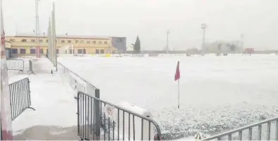  ??  ?? El campo de fútbol de Nules teñido de blanco por la granizada fue otra de las fotografía­s impactante­s del día.