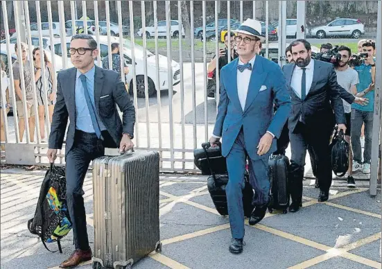  ?? QUIQUE GARCÍA / EFE ?? Los portadores del cheque. Abogados brasileños entrando ayer en las oficinas del Barça en representa­ción de Neymar