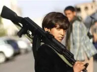  ?? HANI MOHAMMED/THE ASSOCIATED PRESS ?? A boy holds an automatic weapon during a demonstrat­ion in Yemen against an arms embargo imposed by the UN.