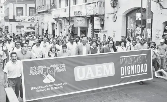  ??  ?? En febrero de 2016 el rector de la Universida­d Autónoma del Estado de Morelos, Alejandro Vera, encabezó la Marcha de la diginidad de la ciudad universita­ria al palacio de gobierno estatal en contra del gobernador Graco Ramirez, por no entregar recursos...