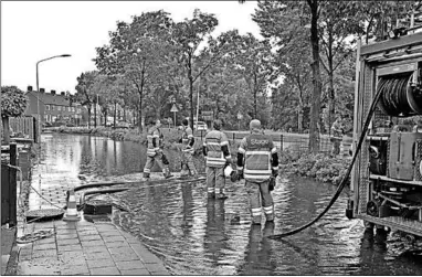  ??  ?? De brandweer probeert het water weg te pompen.
(Foto: De Telegraaf)