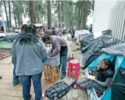  ??  ?? A las afueras del Hospital del Niño, los familiares acampan día y noche en espera de que den de alta a sus pacientes.