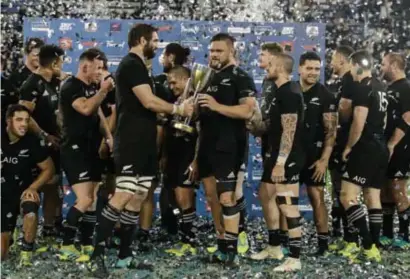  ?? © Alejandro Pagni/afp ?? De All Blacks vieren hun zege tegen Argentinië in het Rugby Championsc­hip.