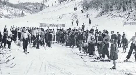  ?? FOTOS (3): SKIVEREIN WELFEN ?? Im Jahr 1949 konnten die Stadtmeist­erschaften dank schneereic­her Winter noch in Waldburg ausgetrage­n werden. Heute finden sie in höheren Berglagen, im Skigebiet Montafon in Vorarlberg, statt.