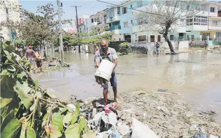  ??  ?? El ciclón demolió pueblos enteros en la costa cubana y en La Habana se registraro­n inundacion­es históricas por la entrada de agua de mar.