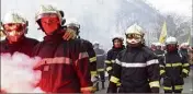  ?? (Photo AFP) ?? Les pompiers ont défilé à Paris avec des tensions en fin de cortège.