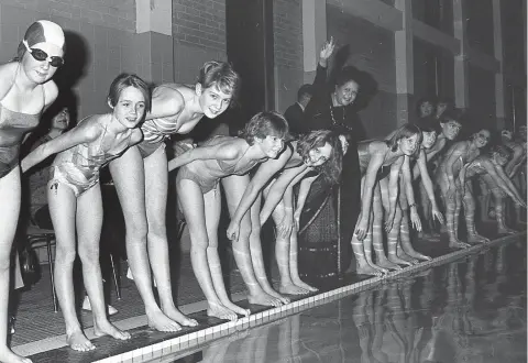  ?? ?? Lining up for the 1987 British Heart Foundation Swimaratho­n. Ref:134164-4