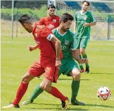  ?? Foto: Ilse Riedel ?? Der TSV Pfuhl (im grünen Dress Jorge Almeida) legte mit der 1:3 Niederlage gegen Türkspor Neu Ulm einen Fehlstart ins Turnier hin.