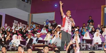  ??  ?? Perak Menteri Besar Datuk Seri Dr Zambry Abd Kadir speaking at the ‘Let’s Explore the Universe’ programme in conjunctio­n with the Perak Festival of Ideas in Ipoh yesterday.