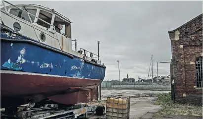  ?? ANDREW TESTA PARA THE NEW YORK TIMES ?? Grimsby alguna vez albergó una de las flotillas más grandes de barcos de arrastre en Gran Bretaña.