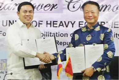  ??  ?? PH-CHINA RELATIONS – Public Works and Highways Secretary Mark Villar (left) and Chinese Ambassador Zhao Jinhua shake hands after the formal turnover of 47 units of heavy equipment from China at the DPWH Headquarte­rs in Manila yesterday. Story on Page...