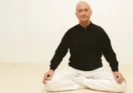  ??  ?? Dr. Peter Konopka ist Arzt und Yogalehrer.