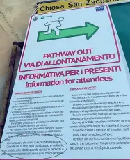  ??  ?? Strisce pedonali Nei cartelli per indicare le vie di fuga ai turisti si parla di strade e strisce pedonali. In alto i controlli e l’inaugurazi­one del ponte votivo (Vision)