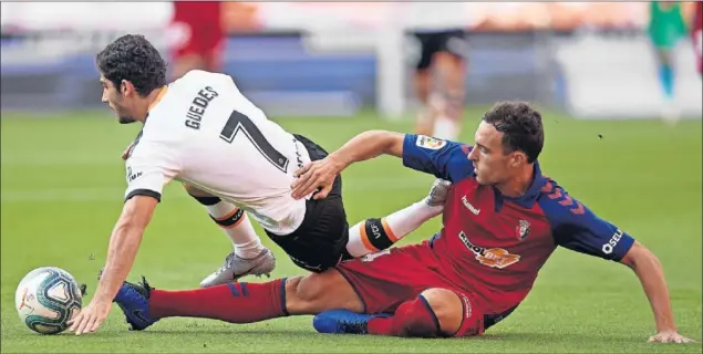  ??  ?? Gonçalo Guedes, en la acción del gol, tuvo que sobreponer­se a alguna entrada para completar una acción mágica y marcar el 1-0.