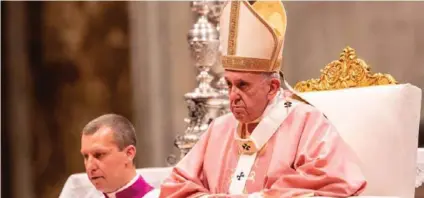  ?? TWITTER ?? En este cuarto domingo de Cuaresma, los sacerdotes usan ornamentos rosados.