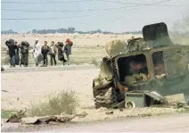  ?? PHOTO: REUTERS ?? Kuwaiti citizens walk along the Basra highway back to Kuwait after the end of the Gulf War in 1991.