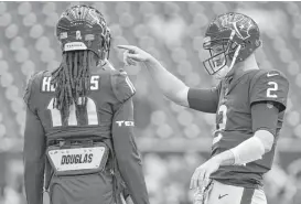  ?? Godofredo A. Vasquez / Houston Chronicle ?? Second-string quarterbac­k T.J. Yates, right, is taking snaps with the first-team to “get him back into the fold running the offense,” according to coach Bill O’Brien.