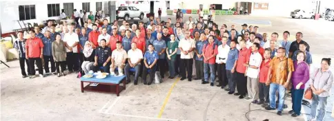  ??  ?? Rangen (seated centre), Siburan SAO Ranum Bari (on his left) in a photocall with representa­tives from SVSD, police, Health Department and also community leaders.