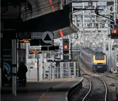  ?? MARK PIKE. ?? On November 14 2017, a Great Western Railway High Speed Train enters Reading bound for London Paddington and passing under the overhead wires that were due to power passenger trains for the first time from January 2. The close working between Network Rail and GWR is cited as a reason for Government planning more alliances.