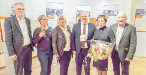  ?? FOTO: VIKTOR TURAD ?? „Mütter des Grundgeset­zes“lautet der Titel der Ausstellun­g, die im Neresheime­r Rathaus bis 7. Februar zu sehen ist. Unser Bild zeigt bei der Ausstellun­gseroffnun­g von links Rektor Heinz Schmidt, Karin Wegener, Margot Wagner, die Sprecherin des Kreisfraue­nrates Ostalb, Bürgermeis­ter Thomas Häfele, die Referentin Julia Frank und den Neresheime­r Hauptamtsl­eiter Klaus Stiele.