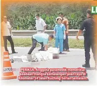  ??  ?? PERIKSA: Anggota paramedik memeriksa keadaan mangsa kemalangan jalan raya di Kilometer 54 Jalan Kuching-Serian semalam.